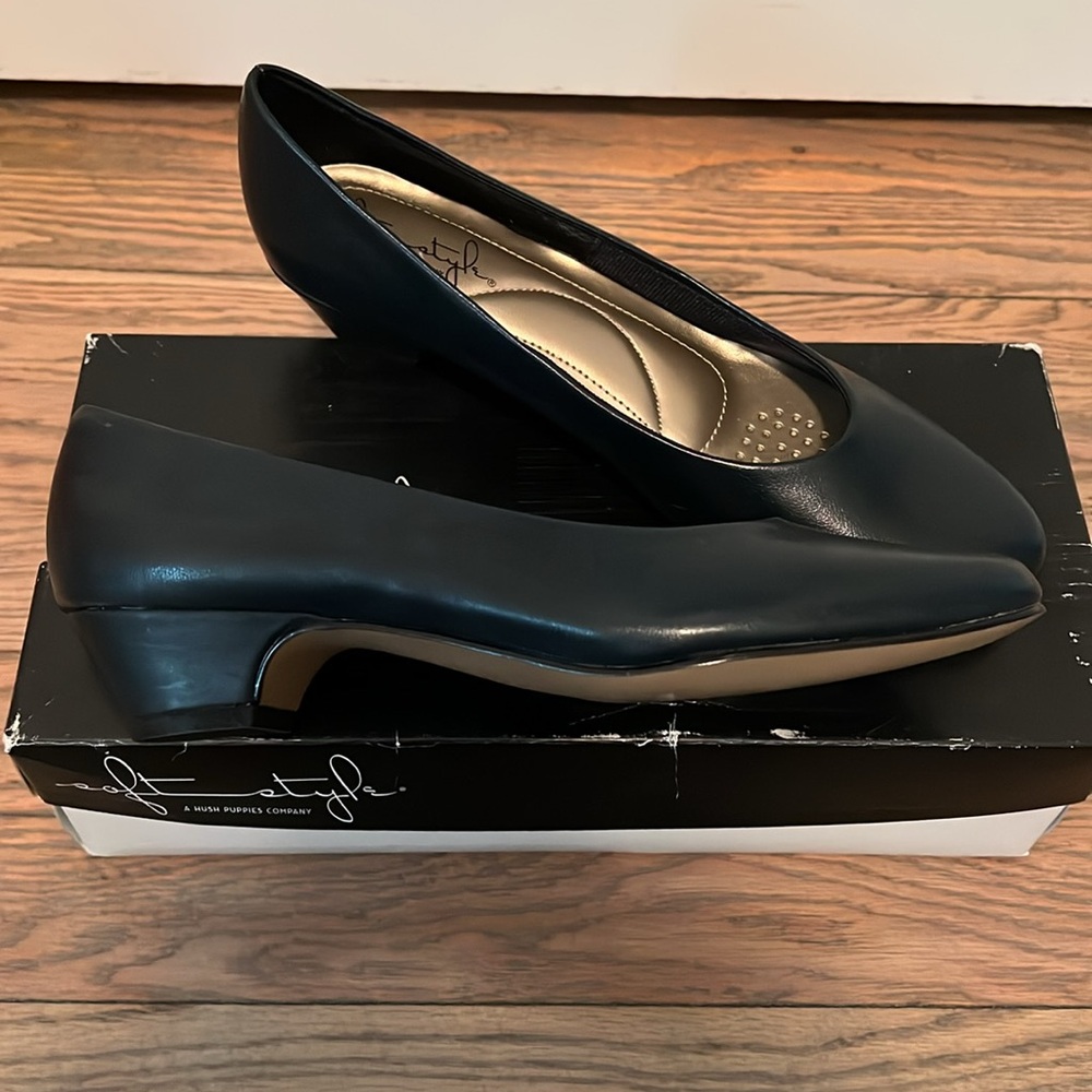 Soft Style a Hush Puppies company kitten heeled black leather pumps